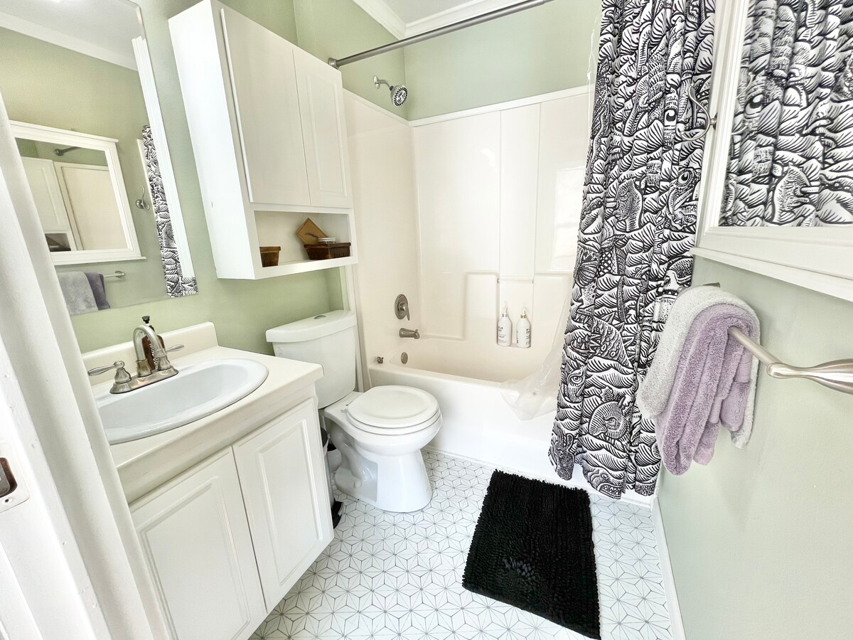 Charming East Cottage . Close to Airport