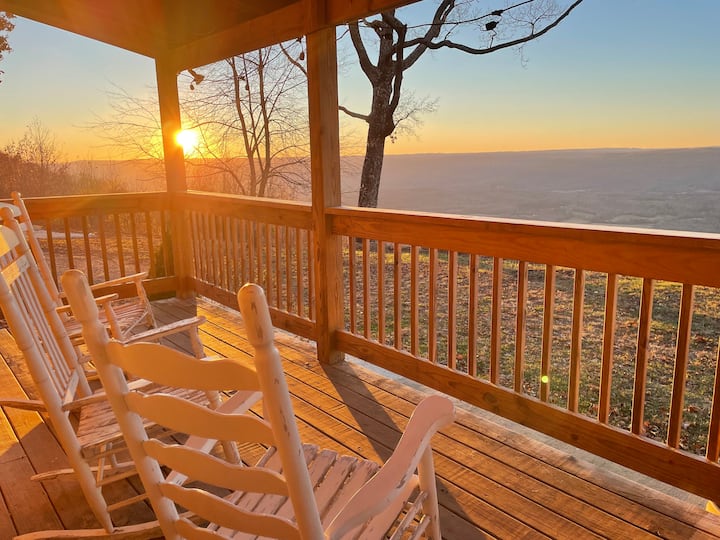 The Overlook Cabin: Breath-taking Views & King Bed