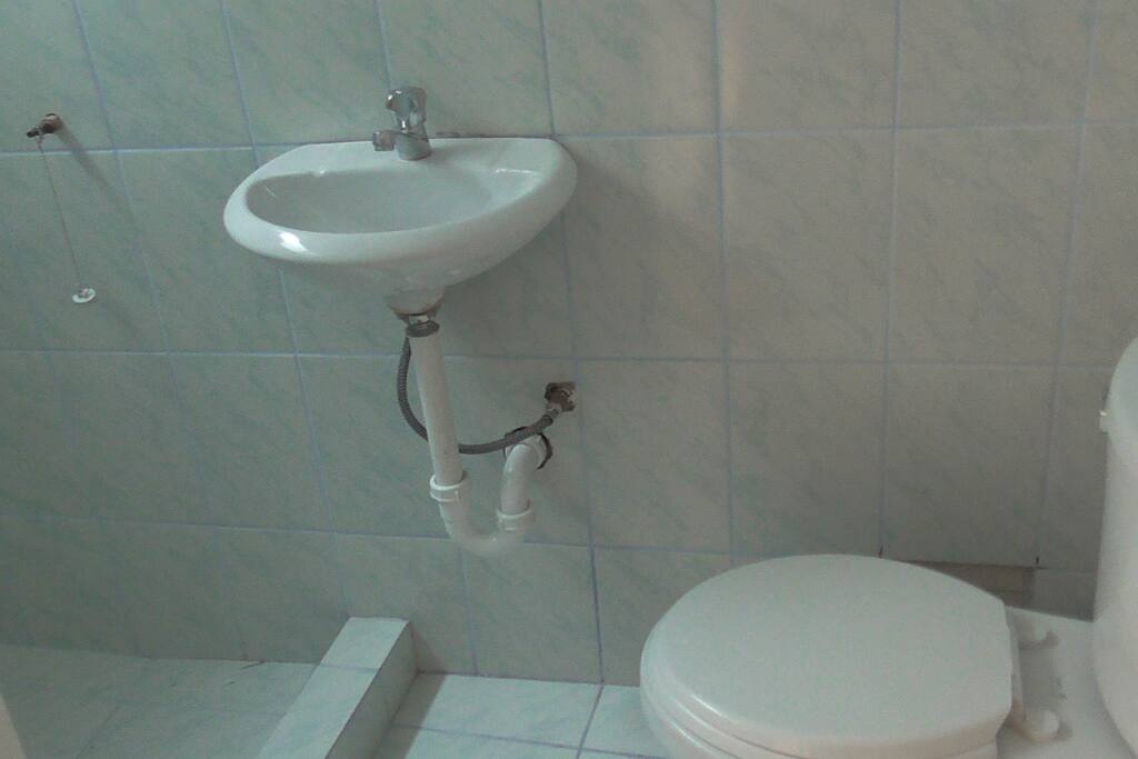 Baño pequeño pero completo.