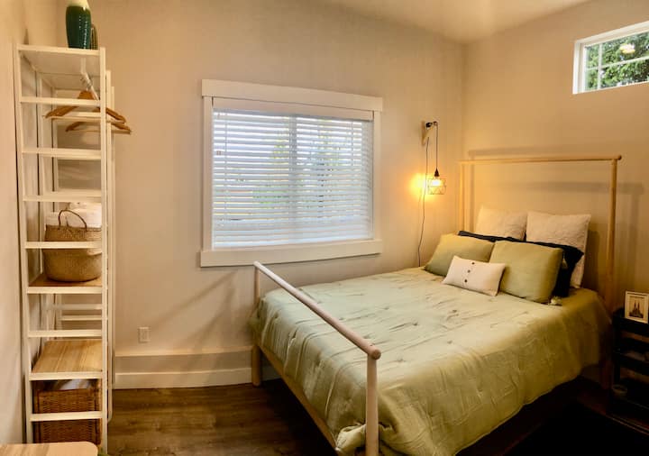 Sunlit Wedgwood Studio With Private Entrance - Seattle