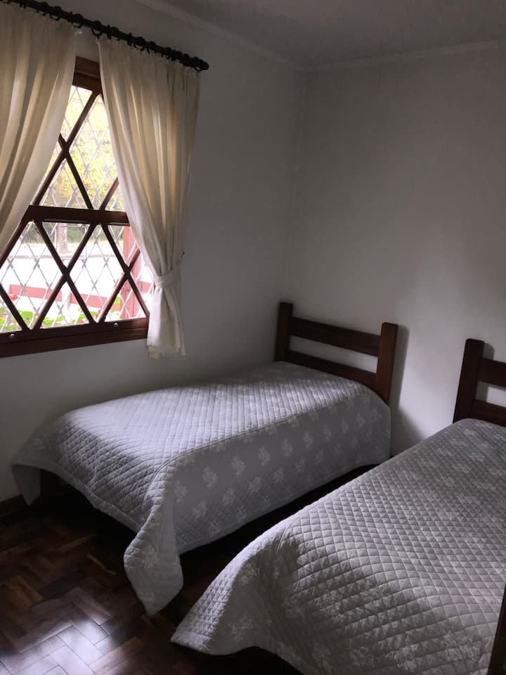 Спална соба 2 со брачни кревети (широки 125 - 149 см)