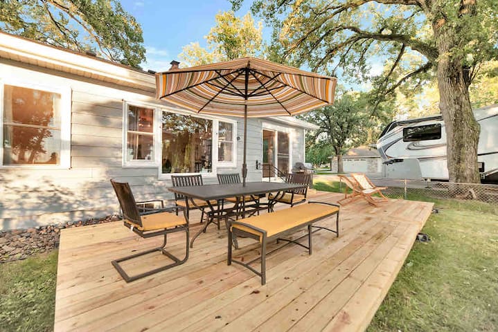 3 BR on Lake with Sunset Views, Lake Toys and Dock gallery image 3