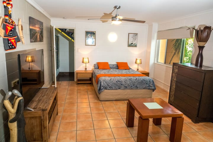 Samostatne stojaci garsónkový apartmán na prvom poschodí.