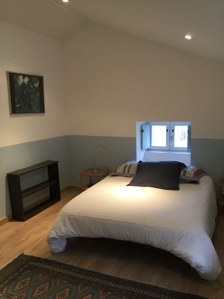 蓝色卧室，双人床