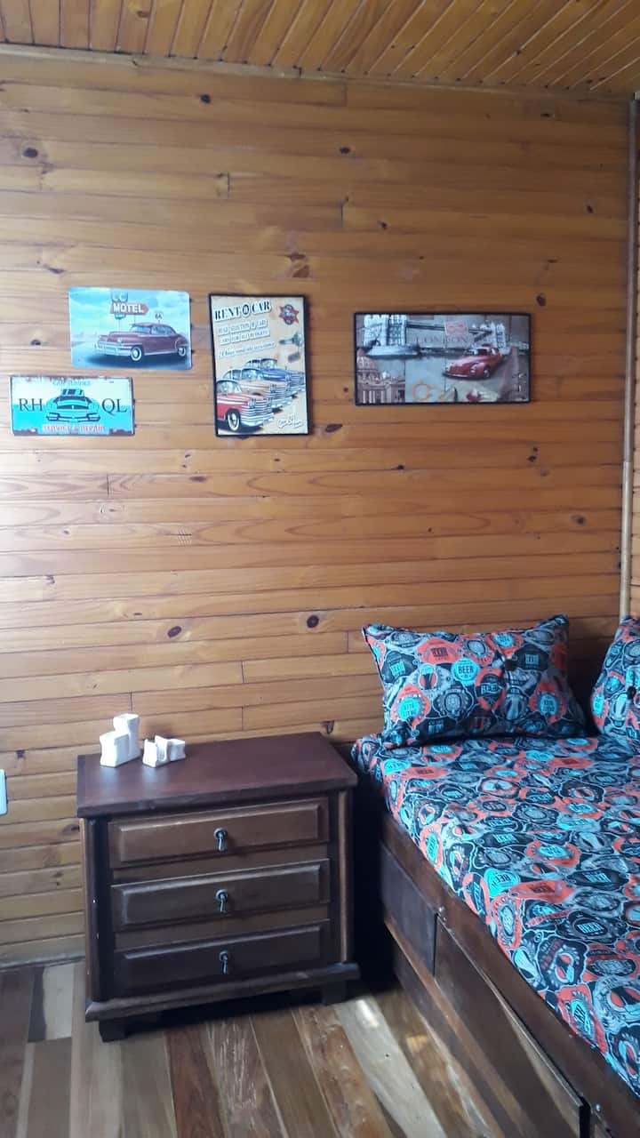 غرفة بسرير مزدوج