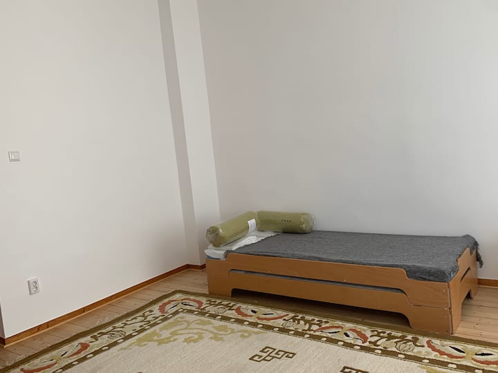 Habitación 4 “con sol oeste”: 2 camas de brezo Rolf (90 cm x 2 m cada una) como una cama de una plaza (alrededor de 40 cm de altura)