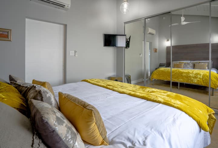 Главна спална соба со брачен кревет (широк 150-179 см) во Калифорнија, телевизор, моторизирани ролетни и затемнети ролетни и цел плакар.