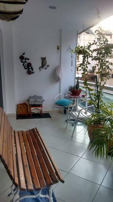 Varanda com rede e sol pela manhã