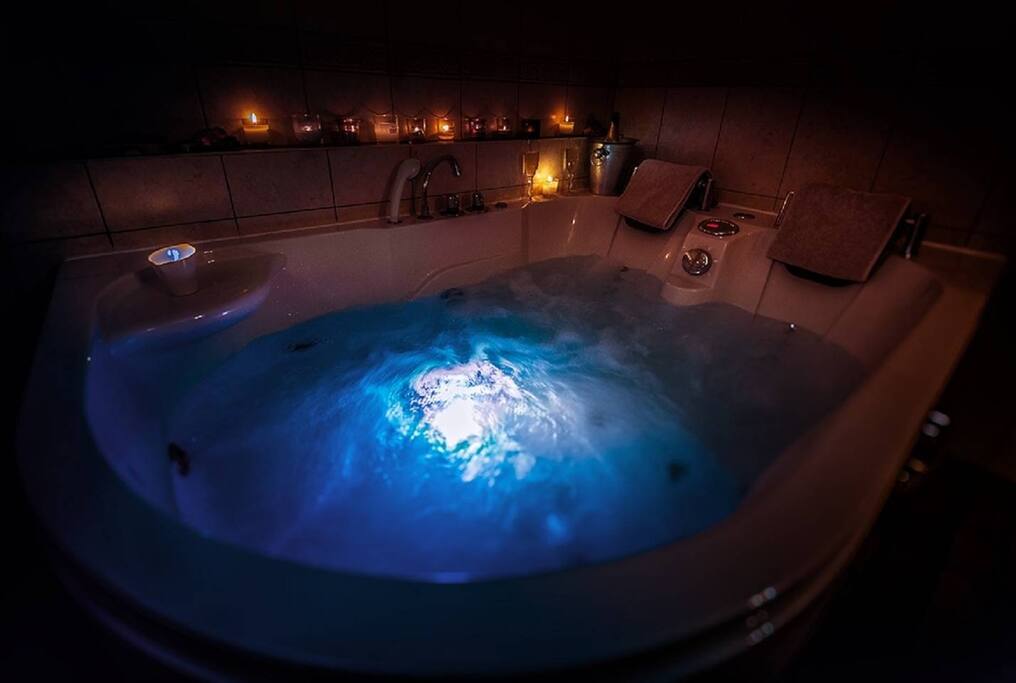 Jacuzzi et luminothérapie dédiés à cette chambre