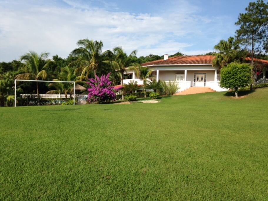 Vista frontal do campo de futebol