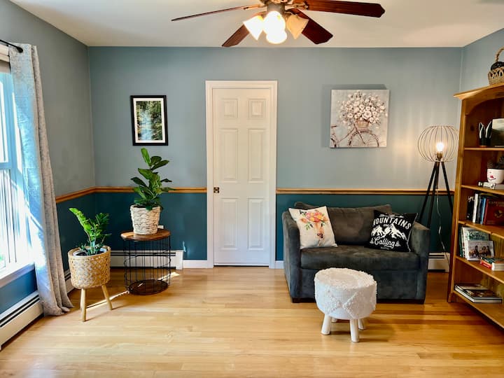 Priestor na čítanie. Máme pre vás veľa kníh, z ktorých si môžete vybrať.