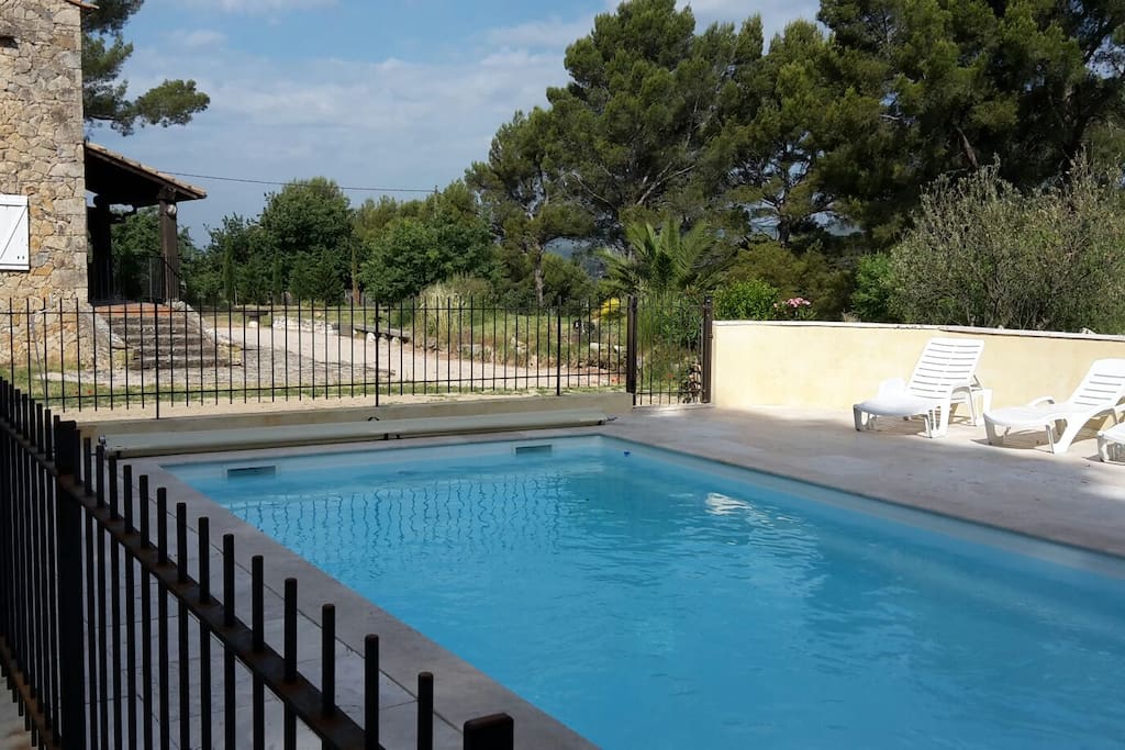 La piscine vous offre un espace sécurisé, à côté de la maison avec vue sur la colline, les oliviers et le jardin.