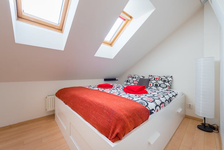 Quarto vermelho - 1 cama de casal, 1 cama de solteiro, 4 janelas com persianas