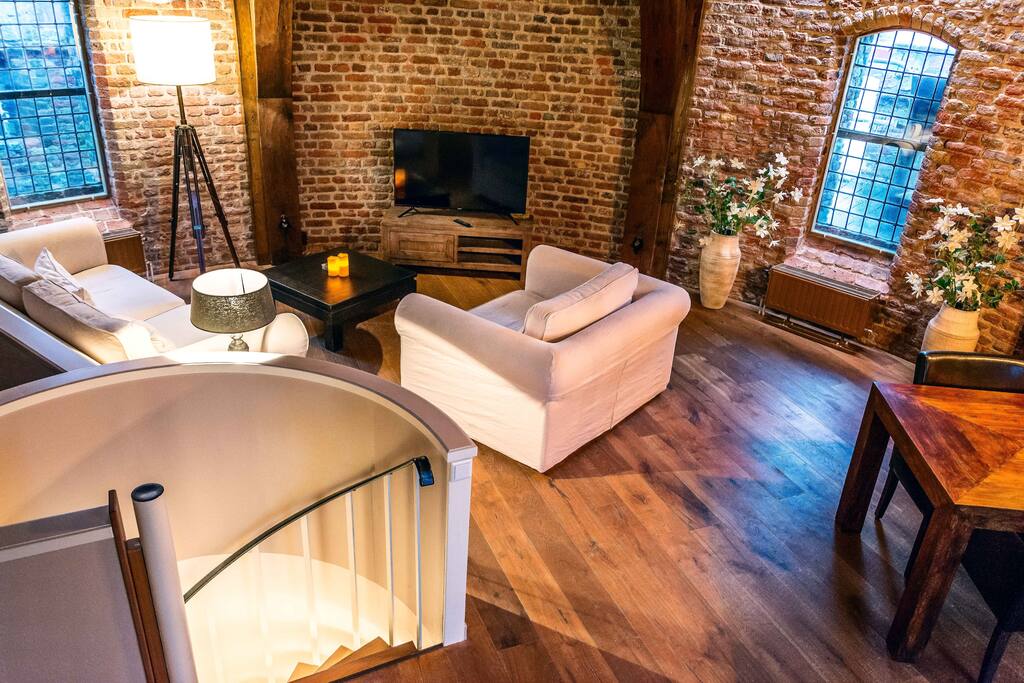 De zithoek met smart-tv en eethoek