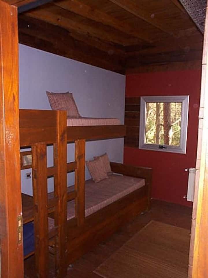 سرير بطابقين مع ثلاثة أسرّة