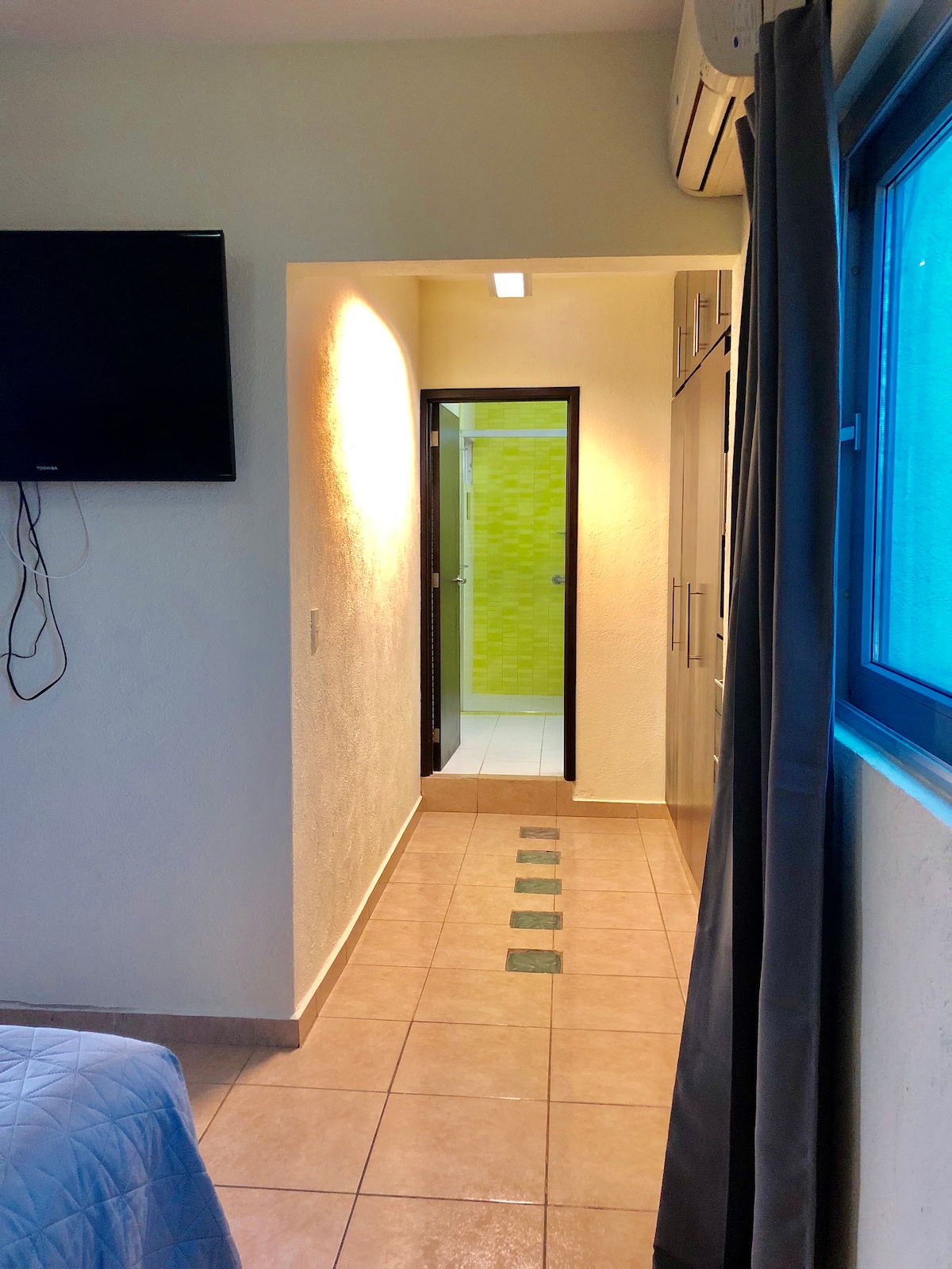 De kleedkamer in de hoofdslaapkamer