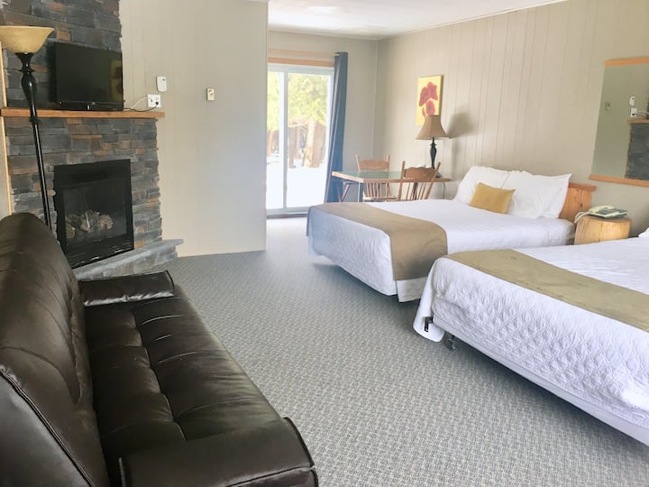 The Spirit Rock Outpost & Lodge Standard Family Room Nature lodges for Rent in Wiarton