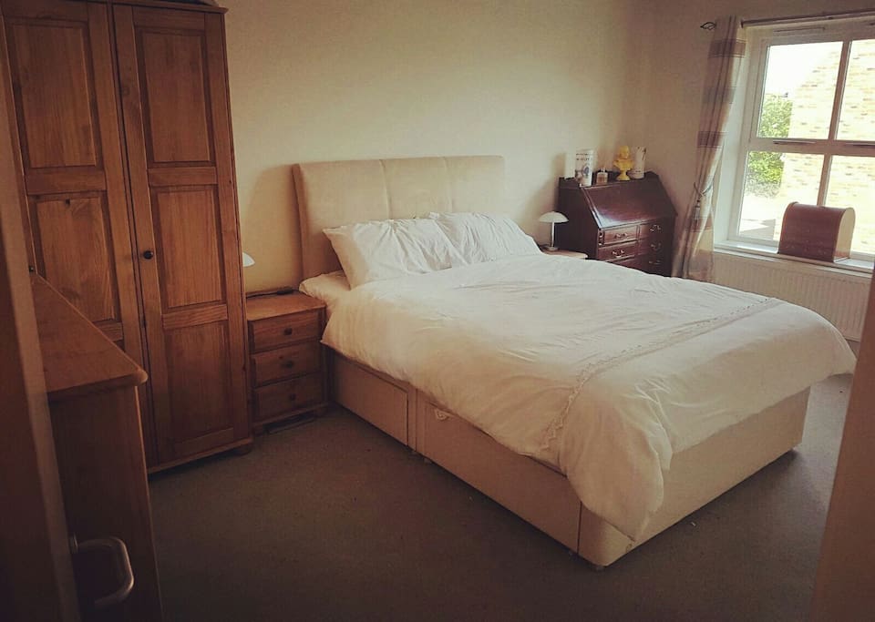 Large double bedroom with én suite shower room. Full length mirror and large feature mirror.