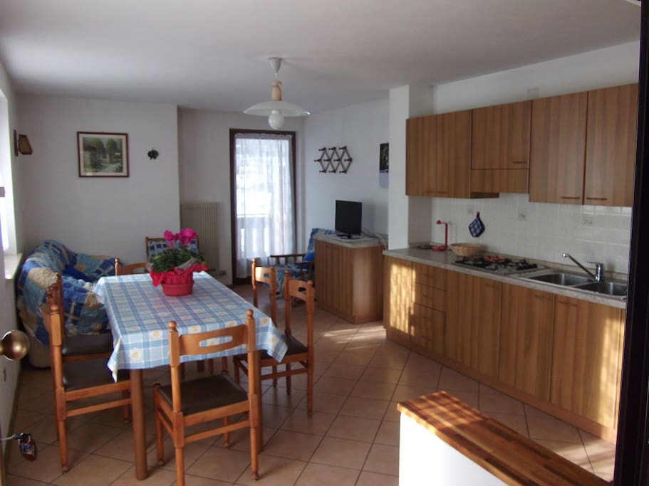 Zona cucina con tavola da pranzo
