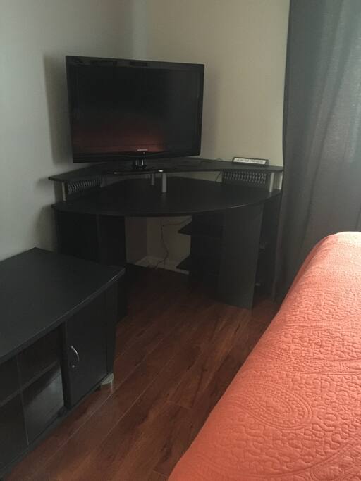 Escritorio,TV, mueble con espejo.linda Cama Queen.