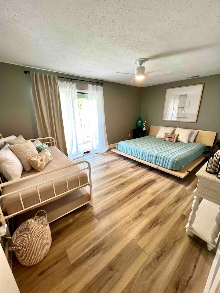 "יום פלויד" - חדר - מלך אחד ו -2 טווין 