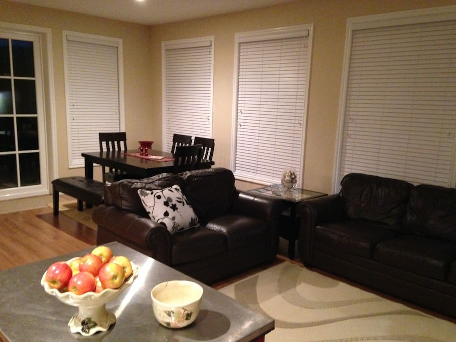 Dining area sits 6; table has leaf to accommodate company