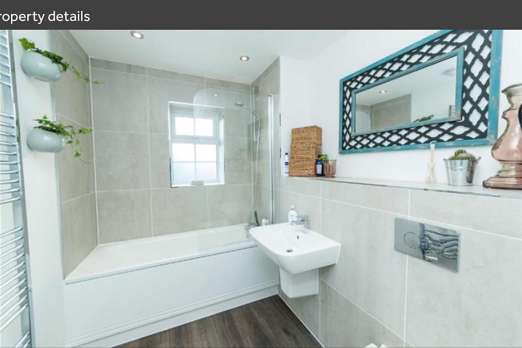 Guest bathroom with shower and bath for exclusive use of the guest only