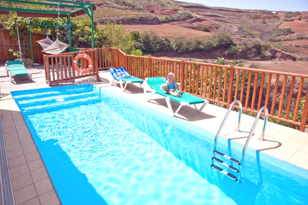 vista de la piscina y solarium