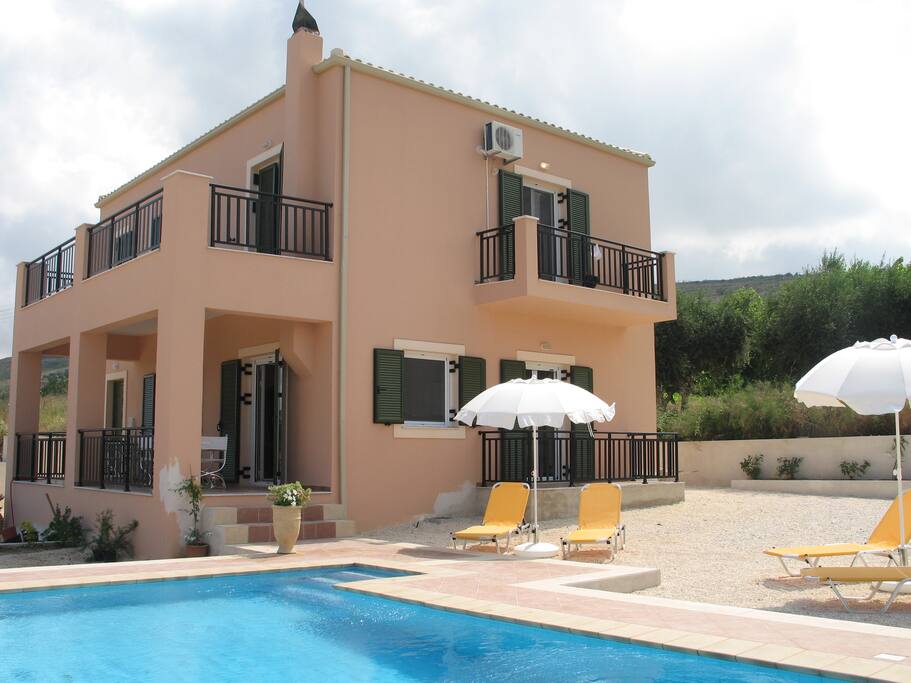 Villa Fengaraki with swimming pool and Jacuzzi seat