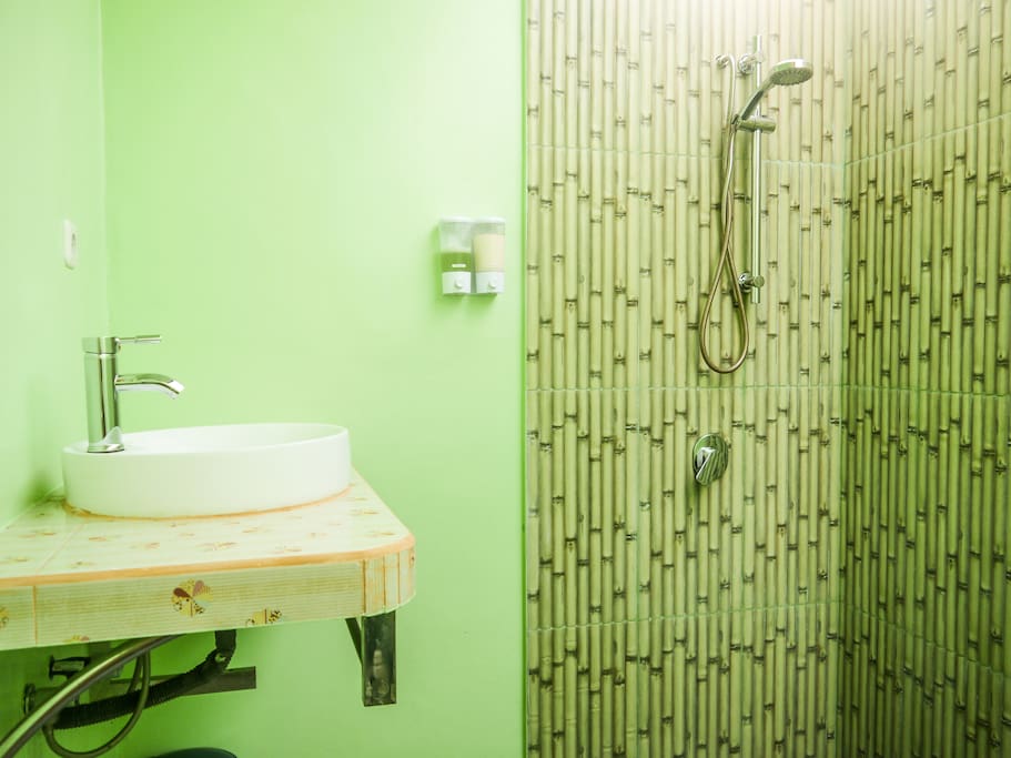 Clean and complete bathroom with italian shower - gel/shampoo furnished - seated toilets