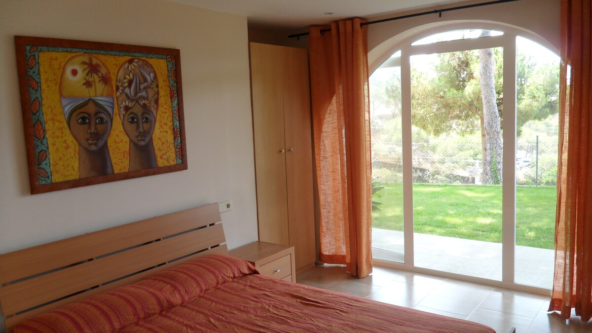 غرفة النوم الرئيسية وإطلالة على البحر