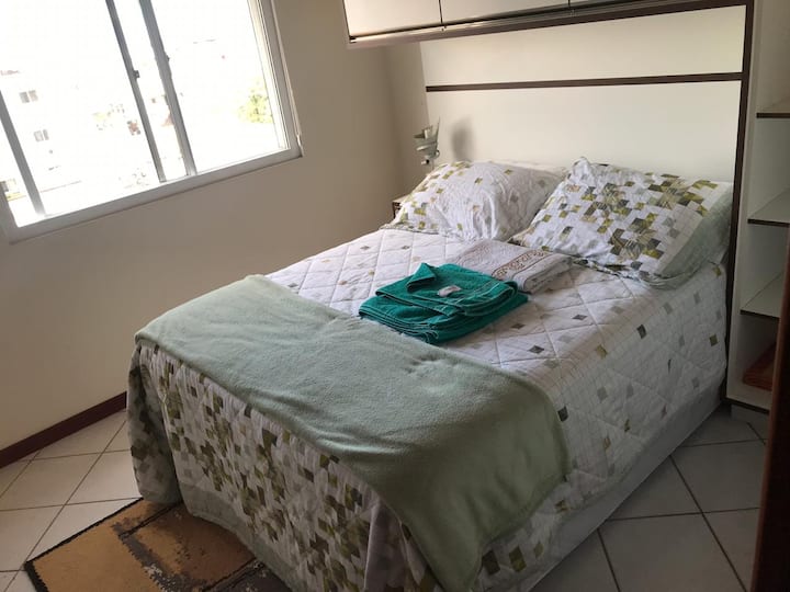 Კვარტი 2  ორადგილიანი საშხაპე საწოლი და ახალი ავეჯი.
Ფართო საძინებელი ორადგილიანი საწოლით, ლამპებით, კარადებითა და უშუქო ჟალუზებით, რომლებიც ყოველთვის სანიტარიული წესით დამუშავებულია ერთი სტუმრისგან მეორეზე.
Თეთრეულისა და აბაზანის პირსახოცები ყოველთვის ემატება ყველა სტუმარს.