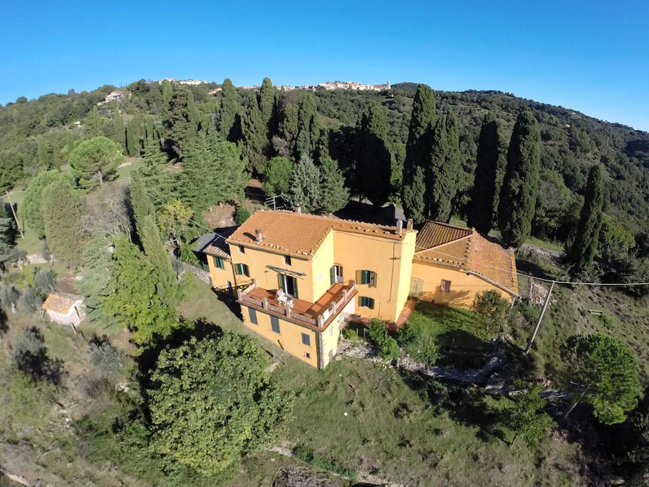 Il Podere IL LUOGO dall'alto con i 2 appartamenti