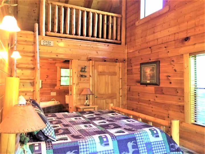 الجناح الرئيسي الثاني مع سرير سجل كينج وحوض استحمام بمضخات ، بالإضافة إلى شقة علوية مريحة في الطابق العلوي.