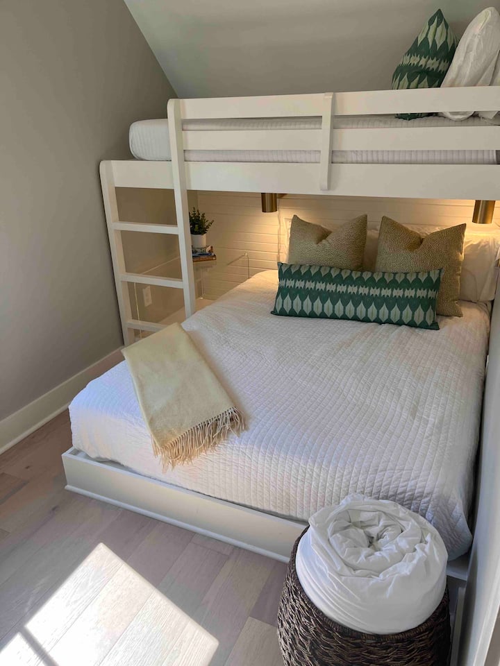 غرفة نوم في الطابق العلوي بسرير كبير وسرير مزدوج