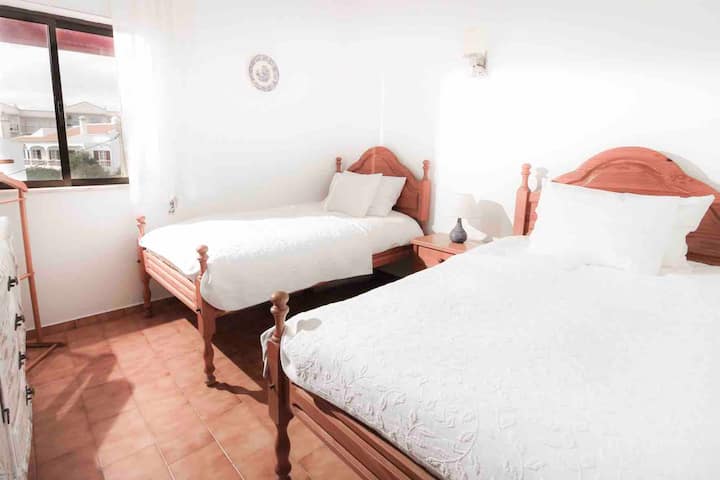 Druhá spálňa s dvoma pohodlnými jednolôžkami. 