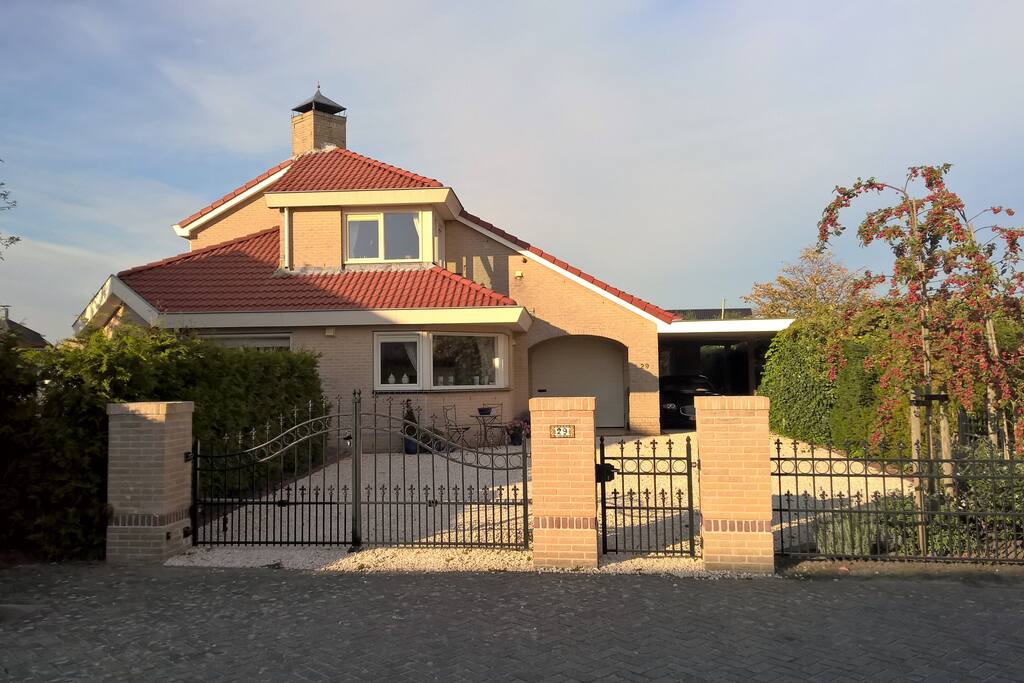 Villa gezien vanaf de weg