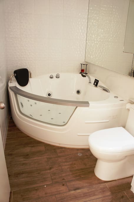 Relaxing bathroom features a 16 hidrojets Kiplen Jacuzzi with Multimedia and remote control