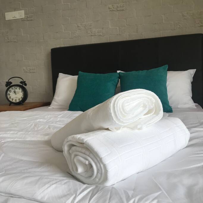 WHITE BEDSHEETS AND TOWELS