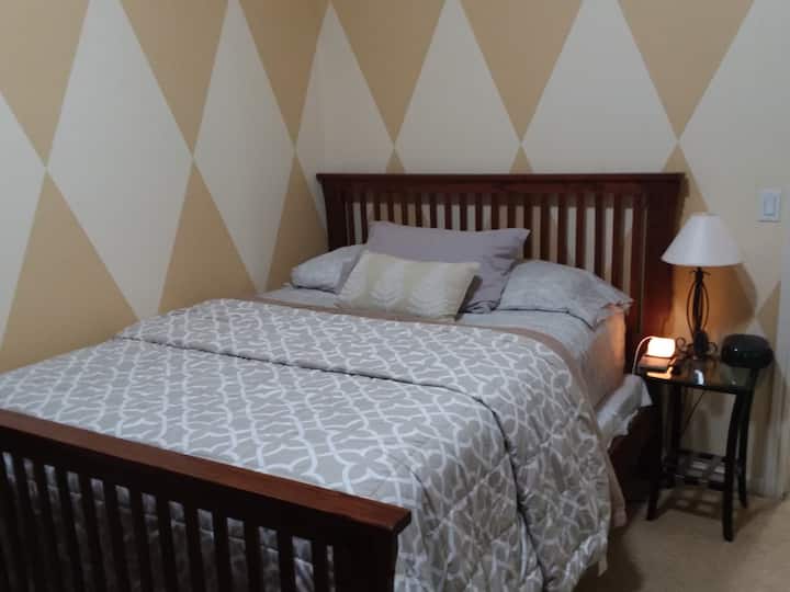 Cozy&quiet home,Queenbed w/ Tv, fridge & microwave