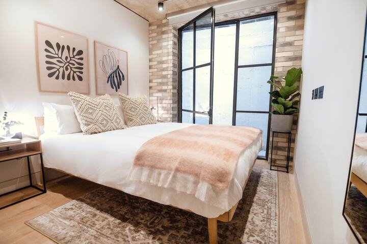 Sleek & Modern Duplex Apartment in Bloomsbury gallery image 3