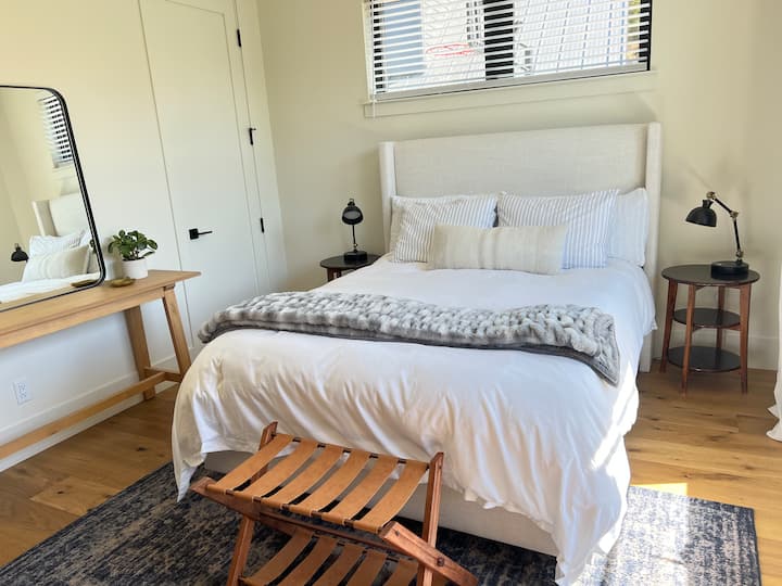 غرفة نوم بسرير كينج جديد وخزانة ملابس وتلفزيون. 