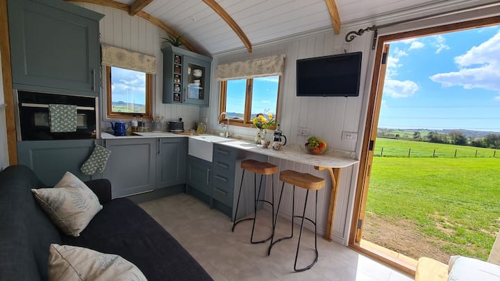 Comfortable, Luxury Shepherds Hut With Hot Tub - Dorset