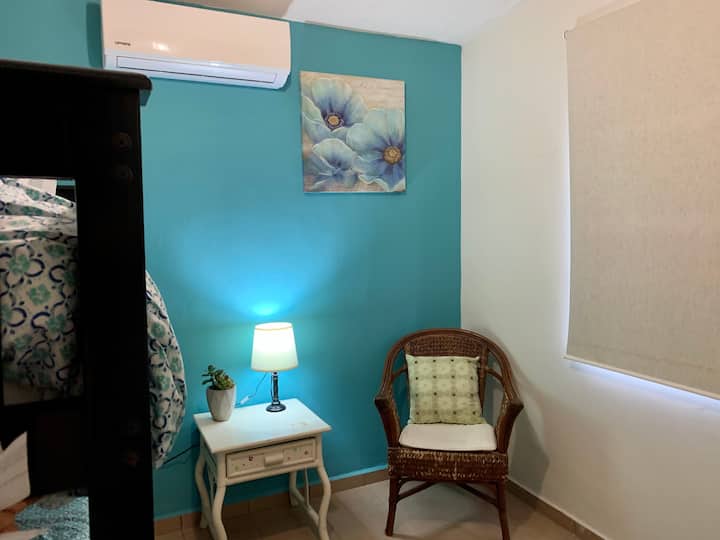 Spálňa, na poschodí, lôžka a odnímateľná posteľ, klimatizácia, balkón, skriňa, háčiky, uteráky