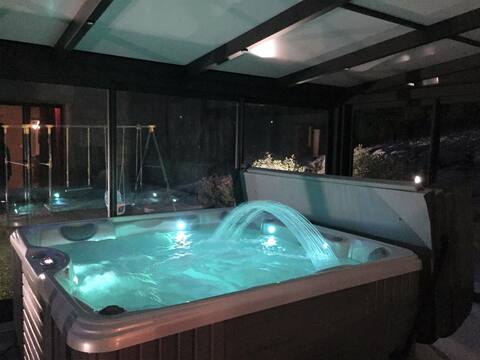 Chalet with HOT TUB