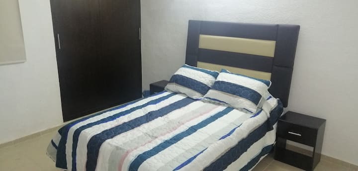 双人床，配有2张床上用品、啤酒、吊扇、空调、书桌和专会椅、智能电视、衣橱里有1张床单、熨斗和熨烫驴、洗衣篮和1张双人充气床垫 