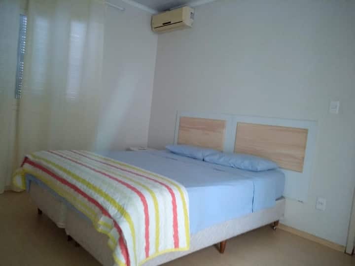 Apartman s bračnim krevetom i klima-uređajem.