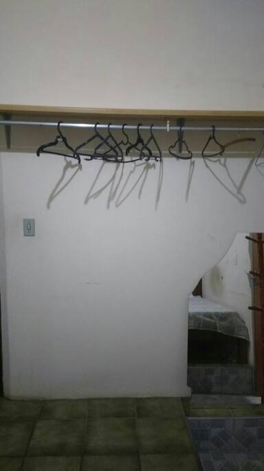 um lugar para pendurar suas roupas.