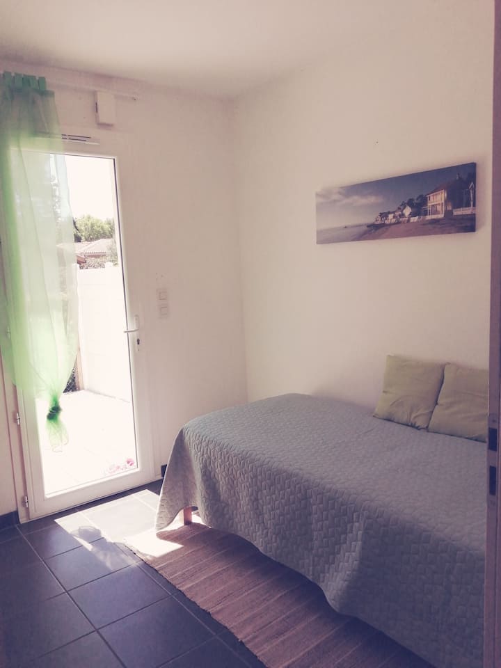 Petite chambre pour une personne avec son armoire.