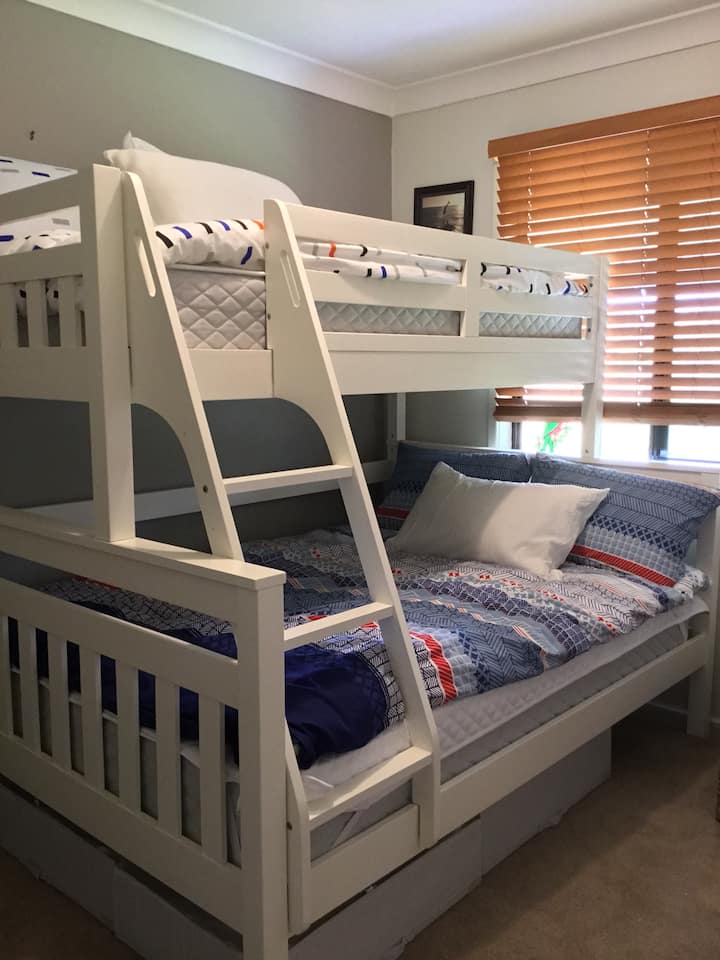 Treća spavaća soba s krevetom na kat i prostorom za odlaganje ispod kreveta